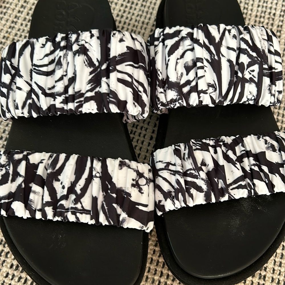 Sorel Women like new Two-Strap Black White Ruched Slide Sandals Sz 6.5 EUR 37.5